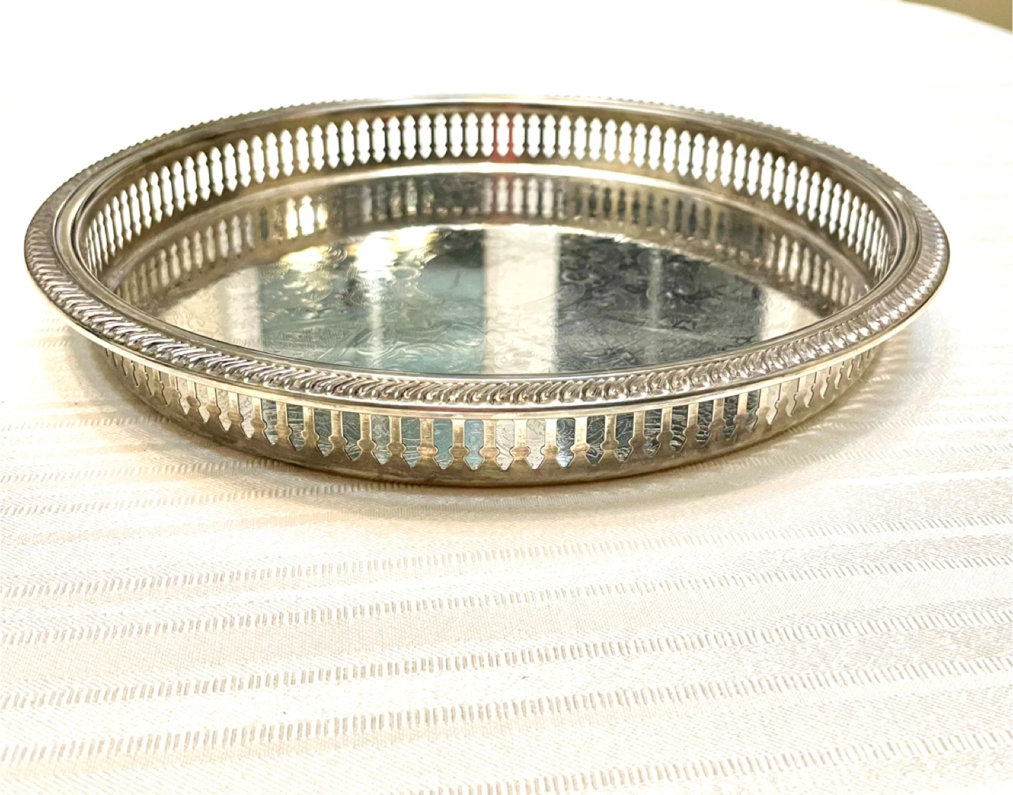 Silver-Plated Round Tray with Lattice Edge - photo 2