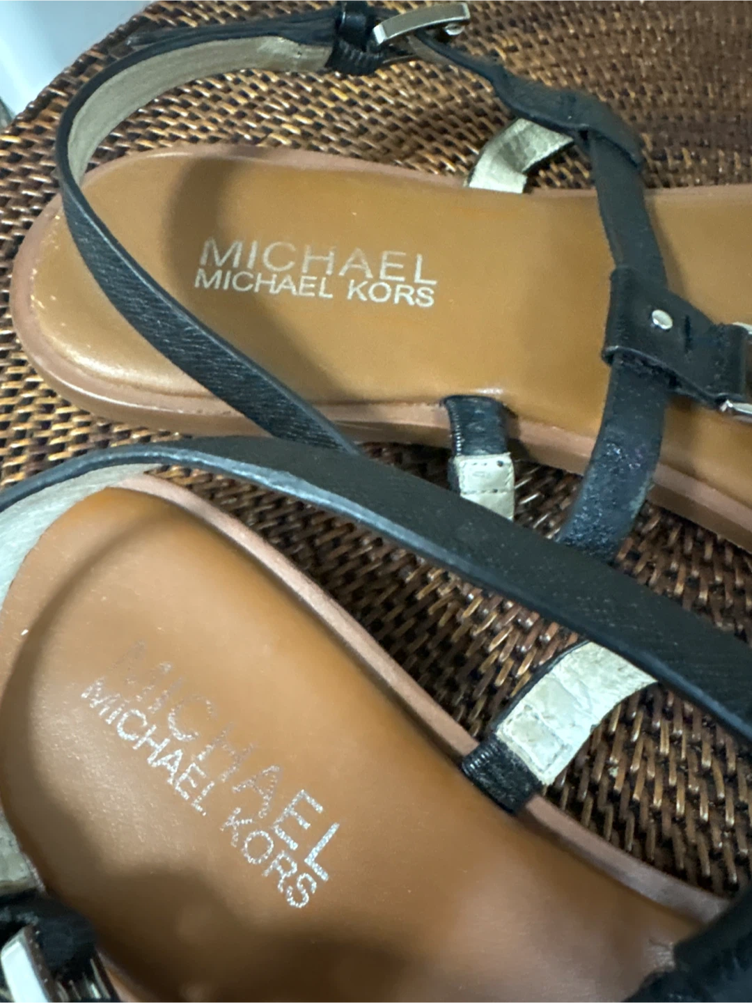 Michael Kors Black Leather Thong Sandals Size 8M - photo 4
