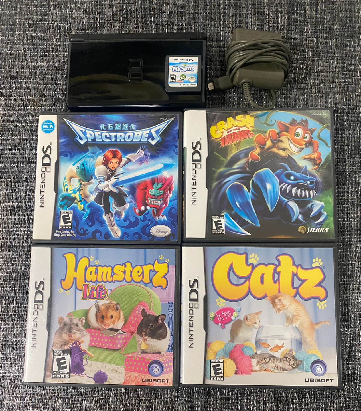 Black Nintendo DS  with 5 games + Charger