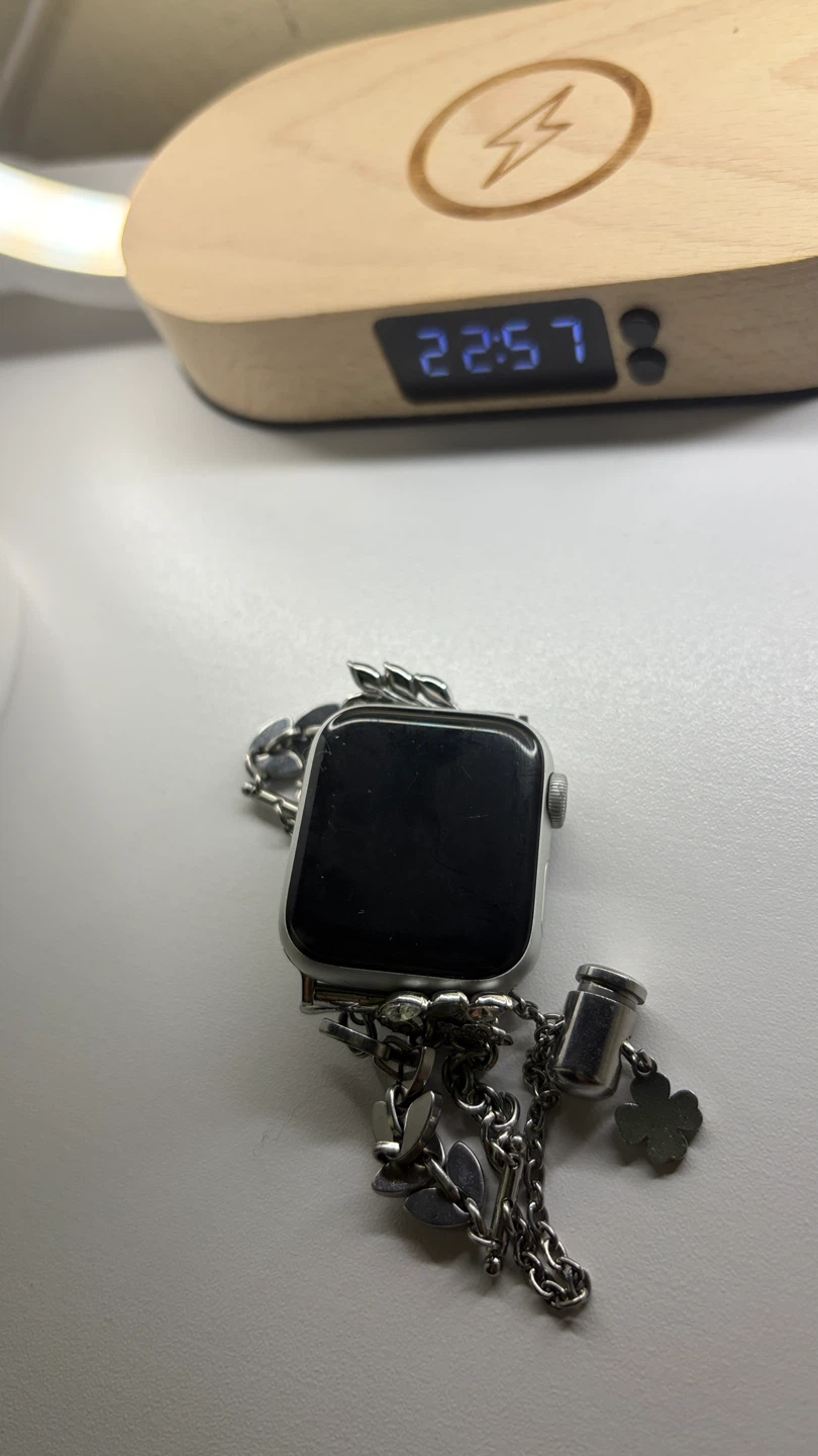 Apple Watch SE with Fashionable Band + Starlight band - photo 3