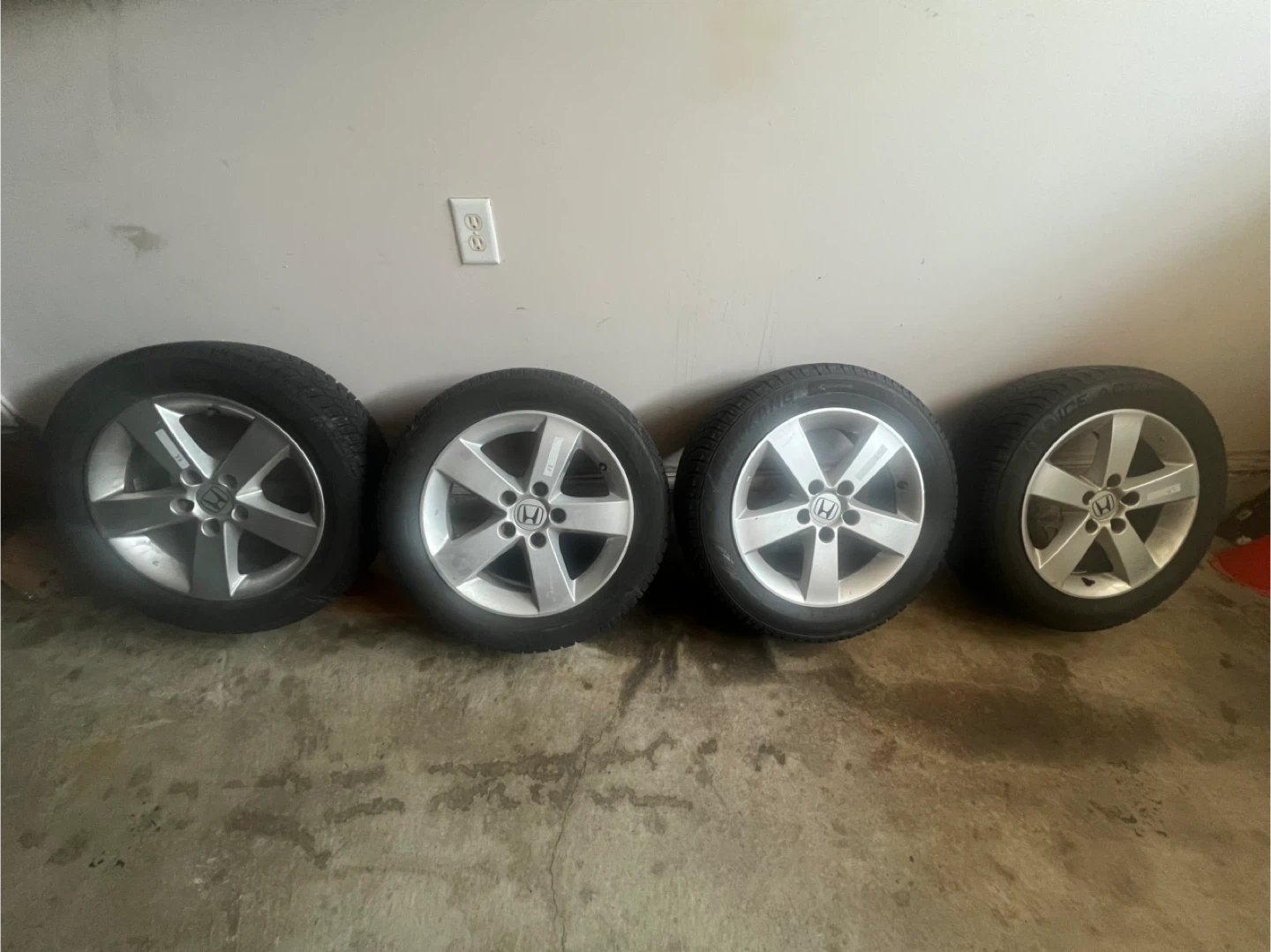 Set of 4 Honda Alloy Wheels with winter Tires