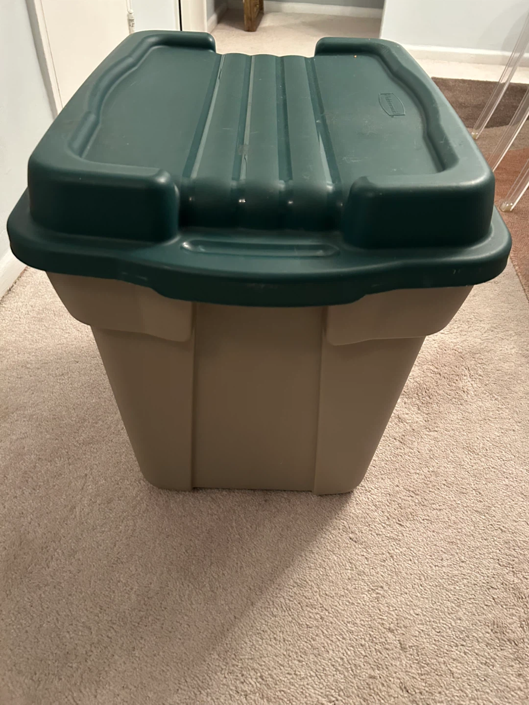 Rubbermaid Storage Bin with Lid