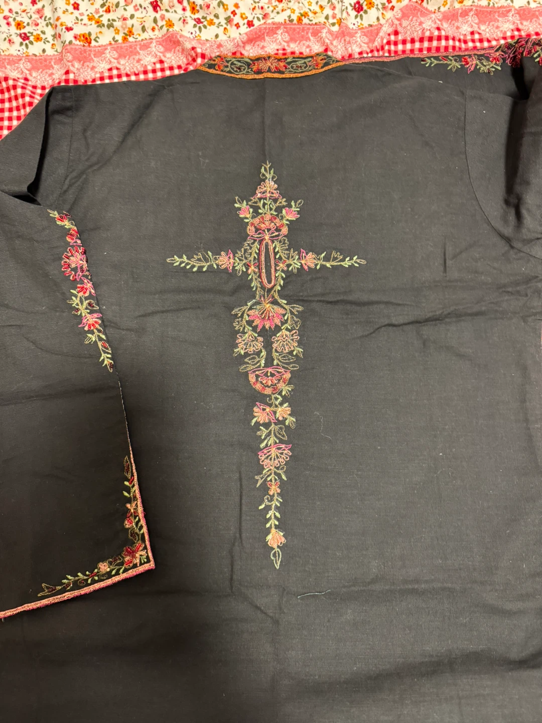 Black Kurti with Floral Embroidery dupatta and pant - photo 4