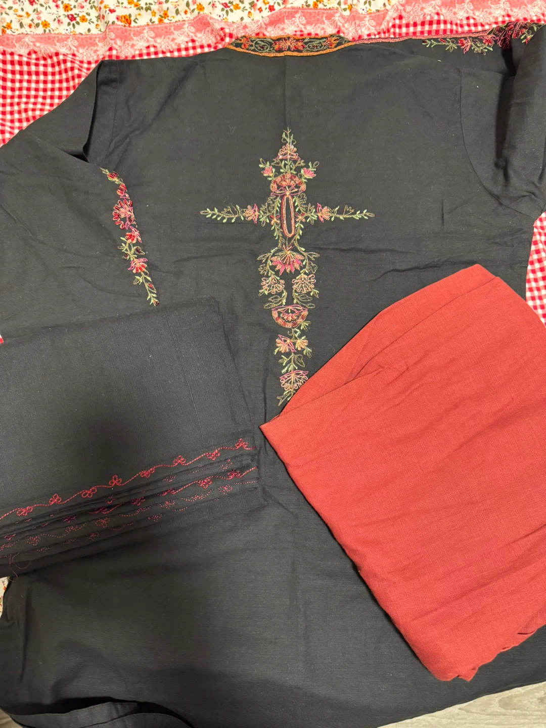 Black Kurti with Floral Embroidery dupatta and pant - photo 5