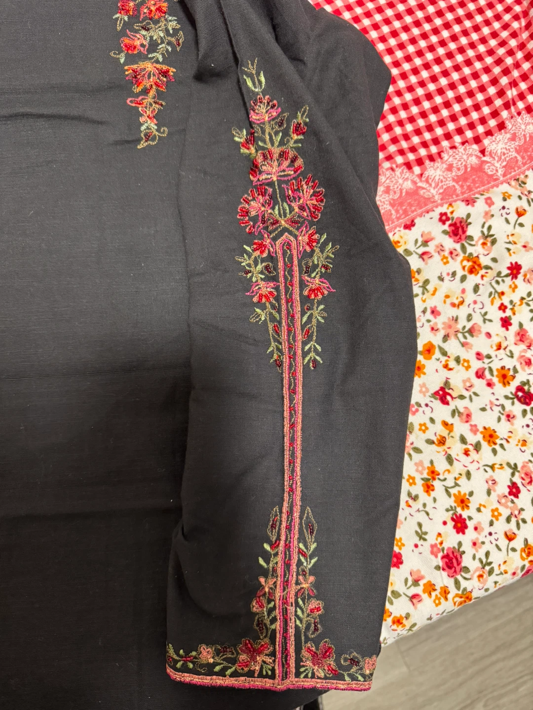 Black Kurti with Floral Embroidery dupatta and pant - photo 3