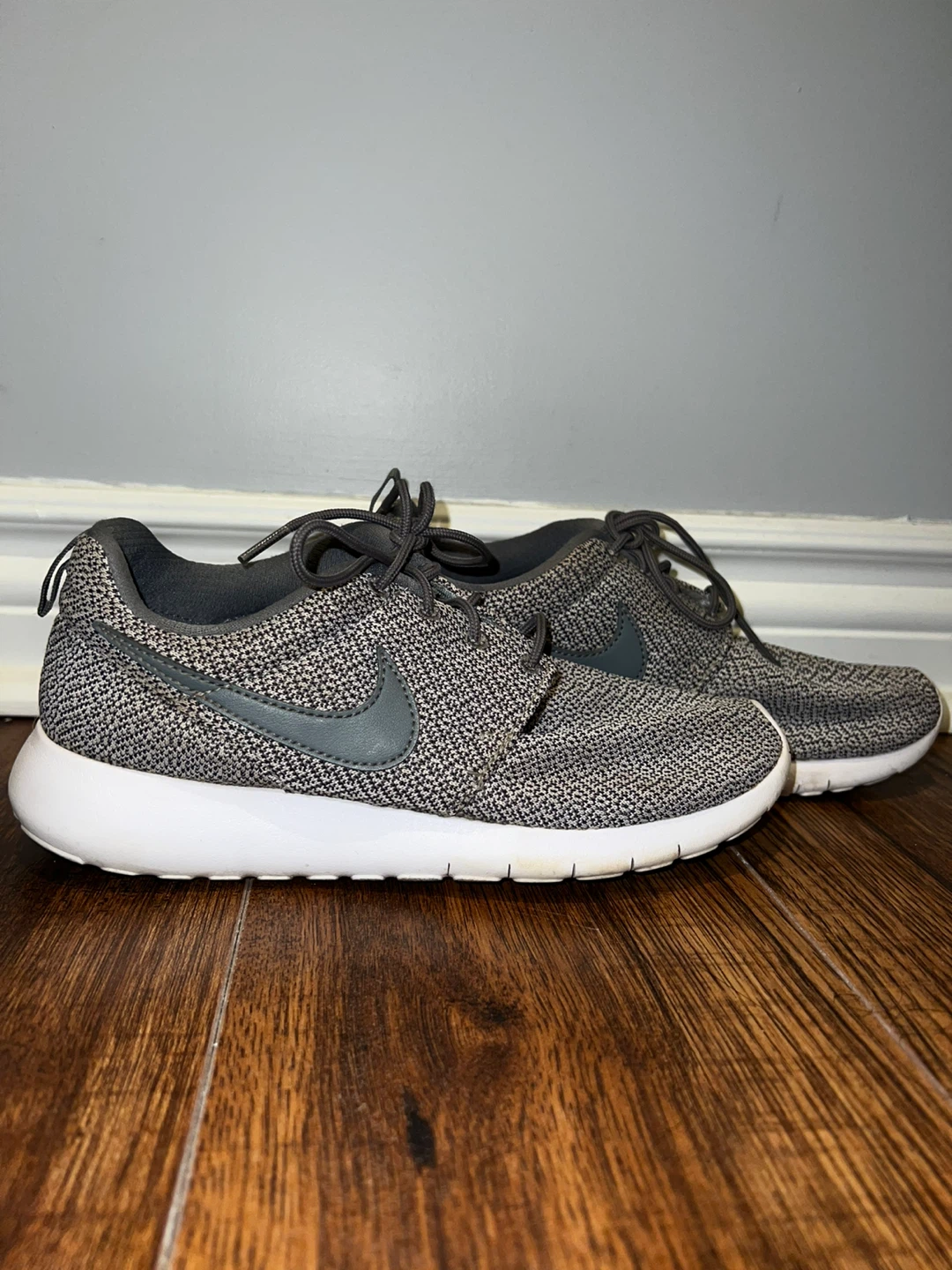 Nike Roshe Run Sneakers - Grey/White