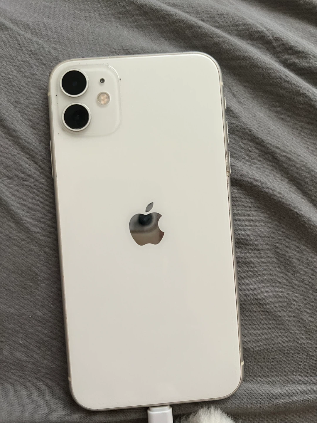 iPhone 11 - 64GB -White - Unlocked (Cracked Screen)