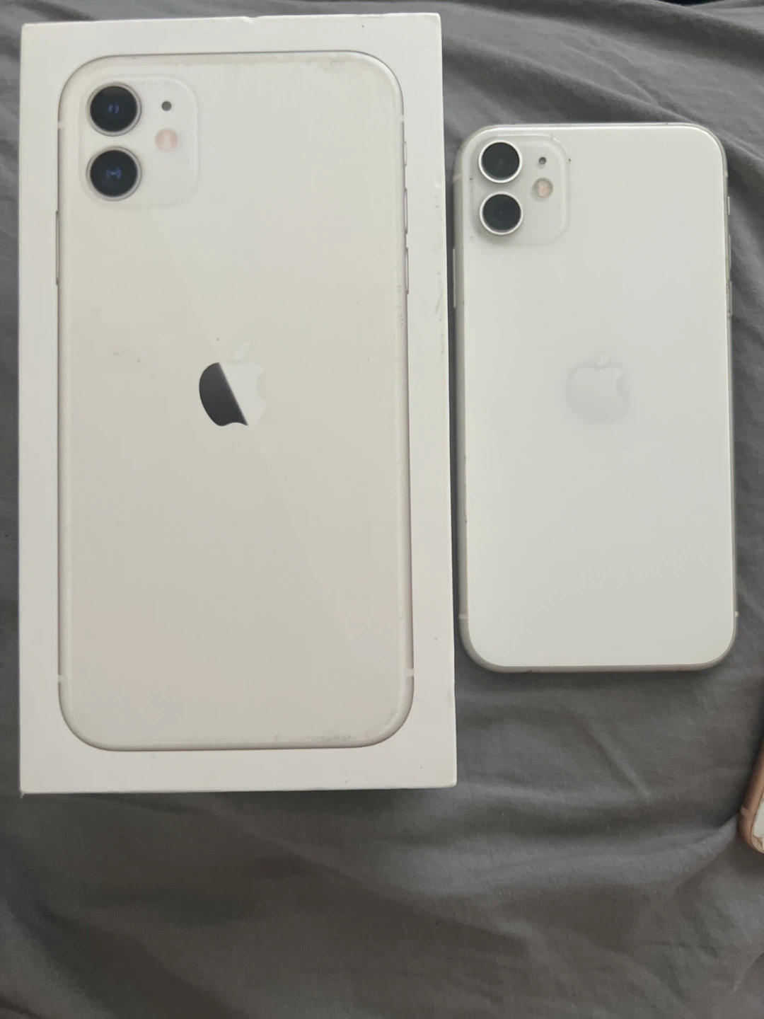 iPhone 11 - 64GB -White - Unlocked (Cracked Screen) - photo 4