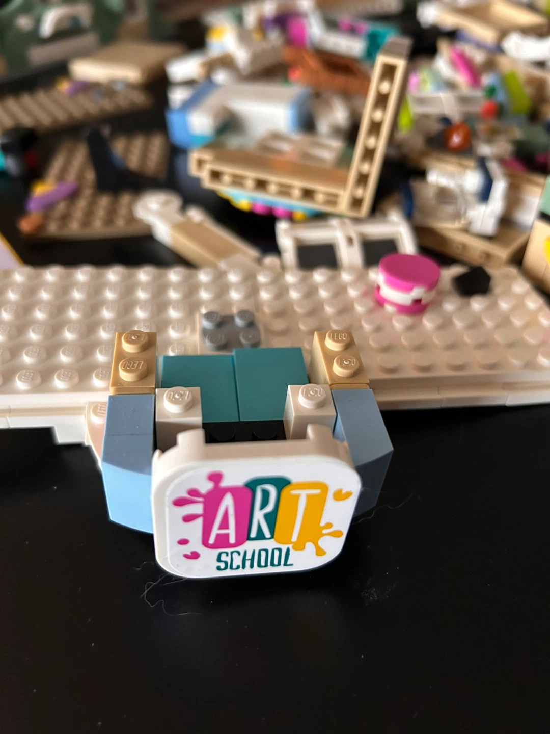 LEGO Friends 41711 Emma’s Art School (844 Pieces) - photo 4