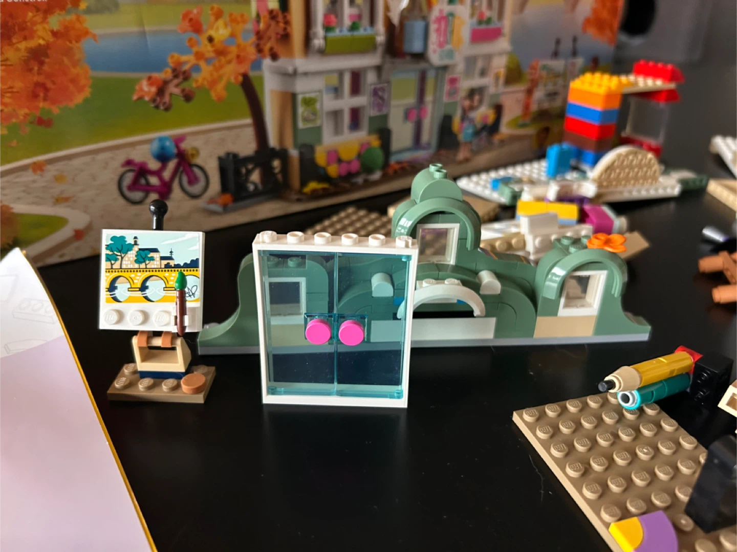 LEGO Friends 41711 Emma’s Art School (844 Pieces) - photo 5