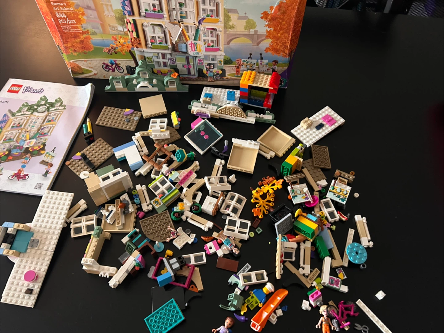 LEGO Friends 41711 Emma’s Art School (844 Pieces) - photo 2