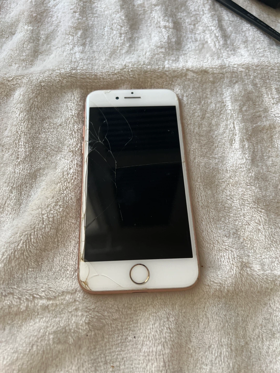 iPhone 8 Rose Gold (Cracked Screen) - photo 2