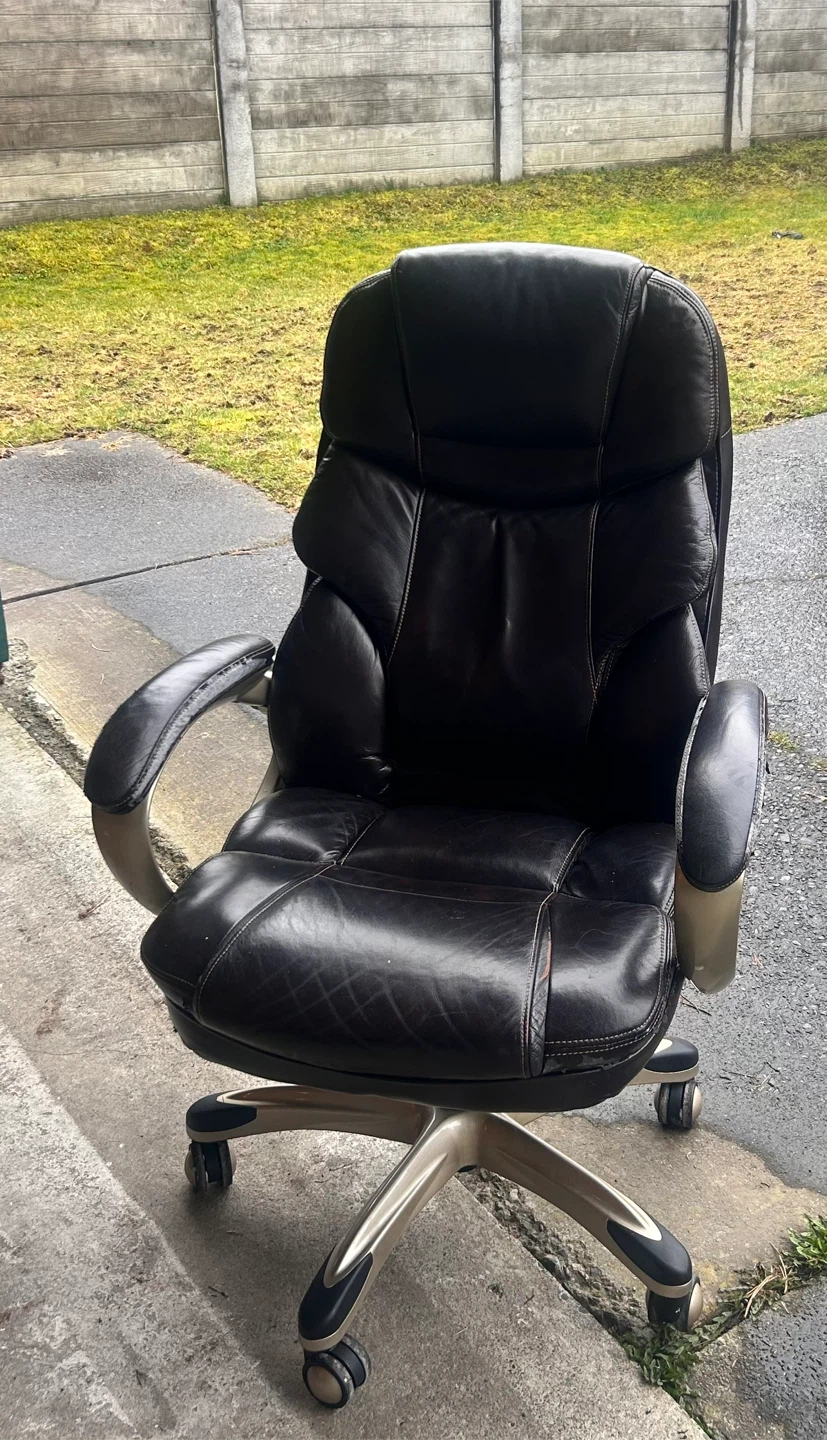 Free Black Executive Office Chair - photo 2
