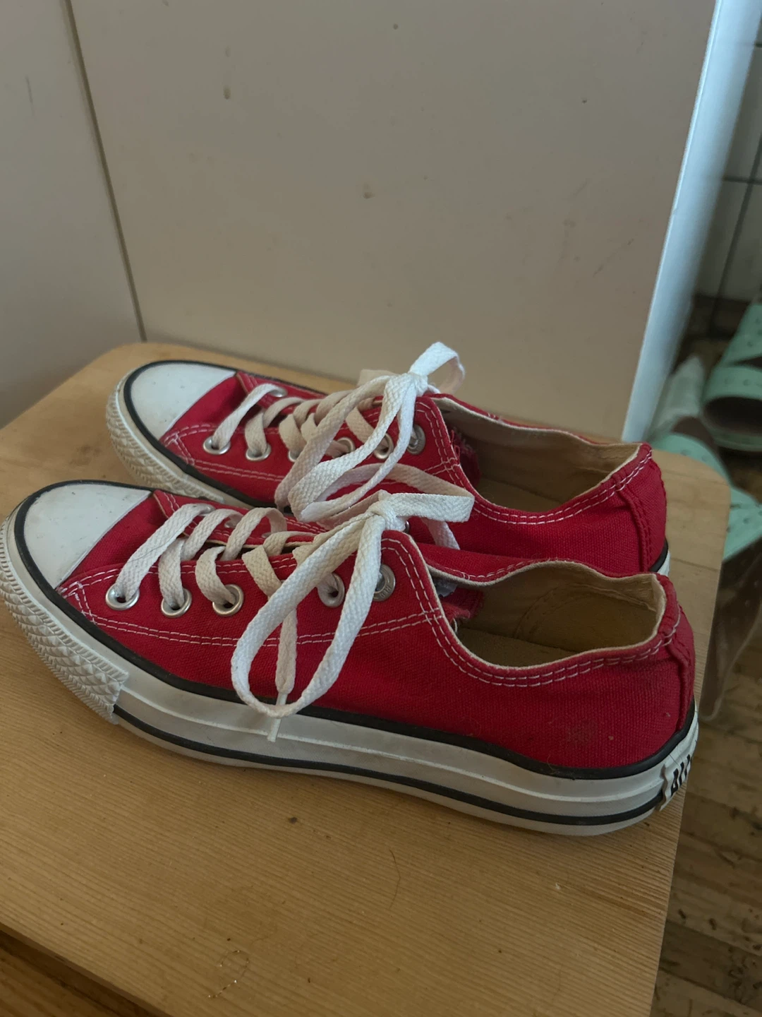 Woman’s 6.5 Converse All Star Red Low top