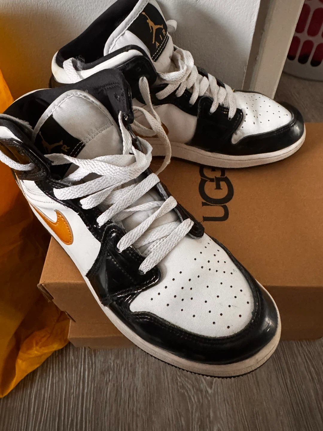 Air Jordan 1 Mid SE Shoes - Size 7Y - photo 2