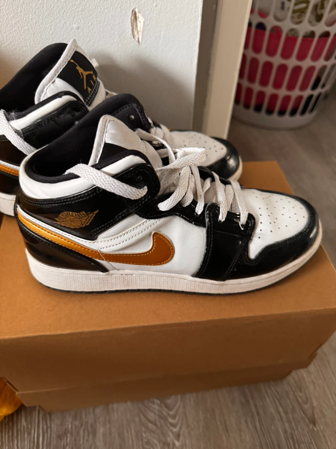 Air Jordan 1 Mid SE Shoes - Size 7Y