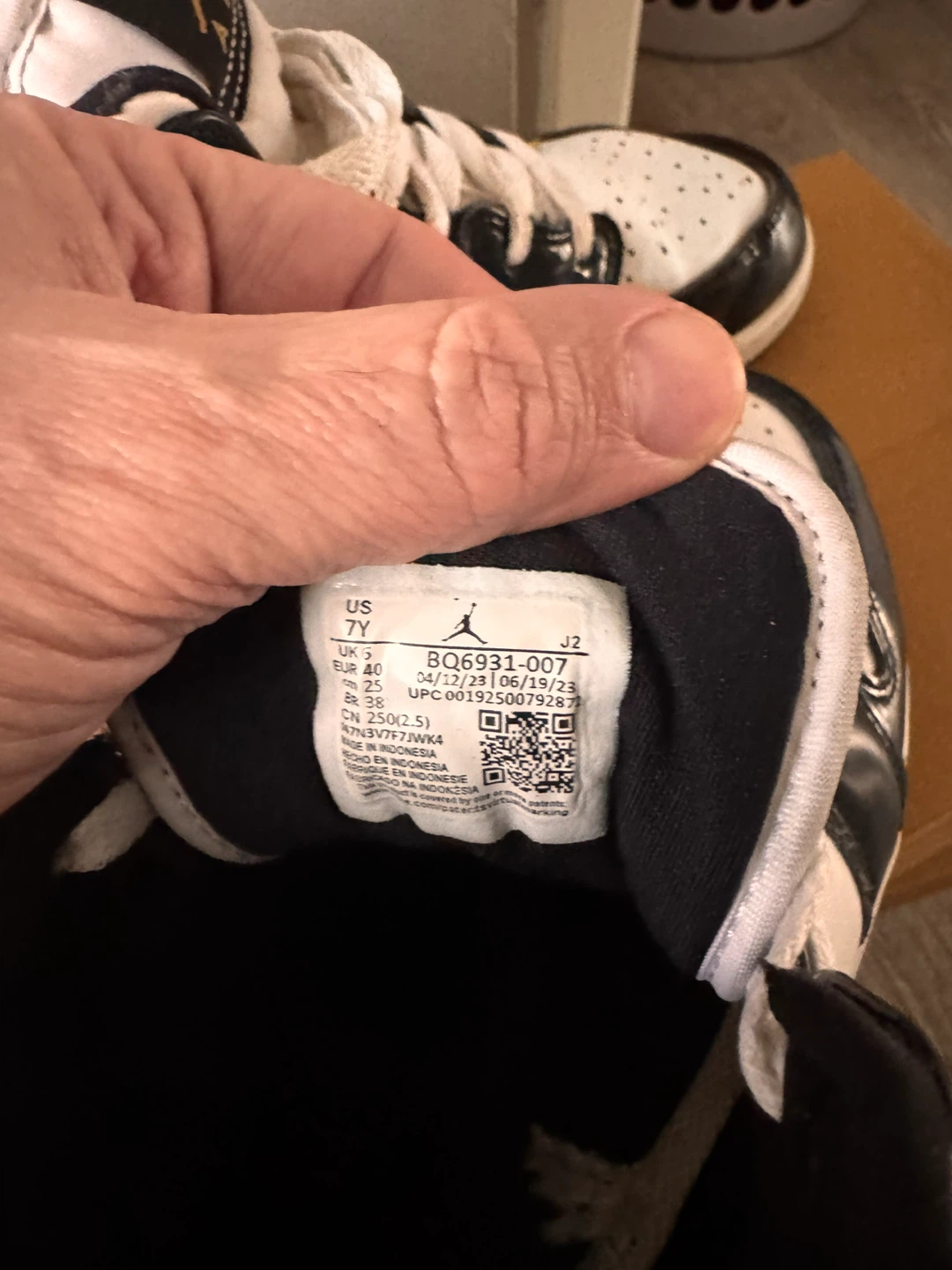 Air Jordan 1 Mid SE Shoes - Size 7Y - photo 3