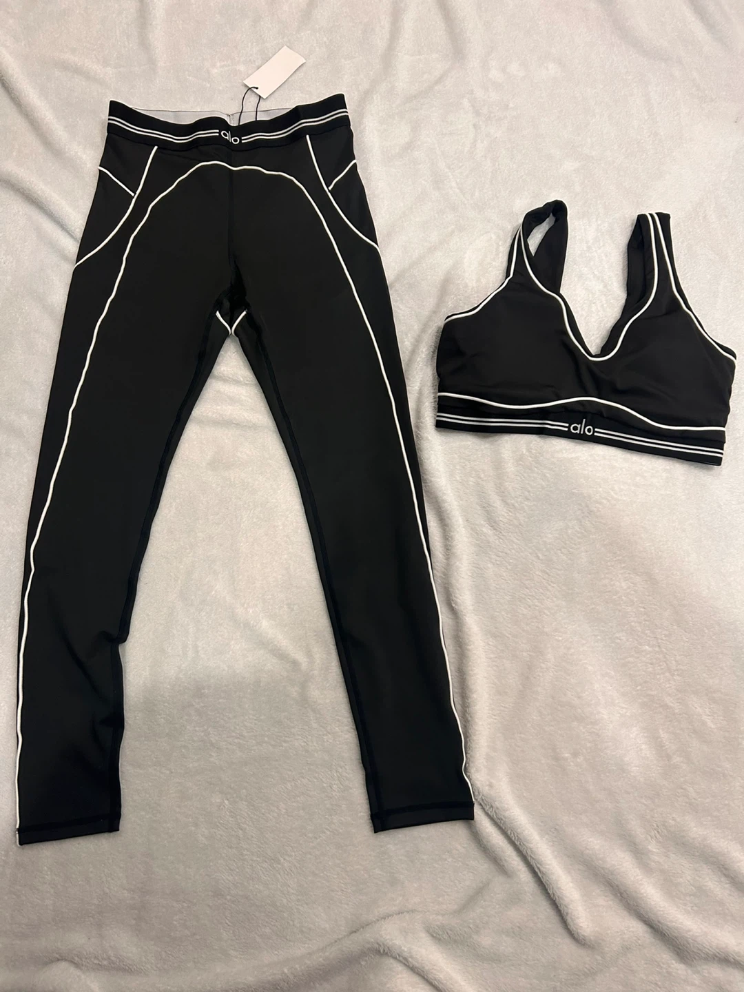 Alo Yoga Set - Black/White - Size M - photo 3