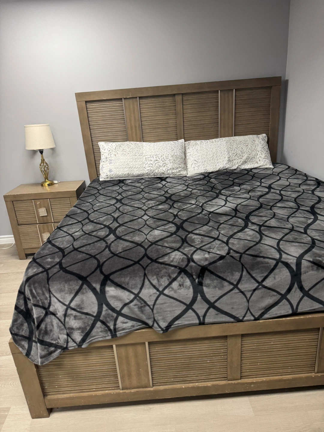 King size Wooden Bed set with dresser and nightables - photo 2