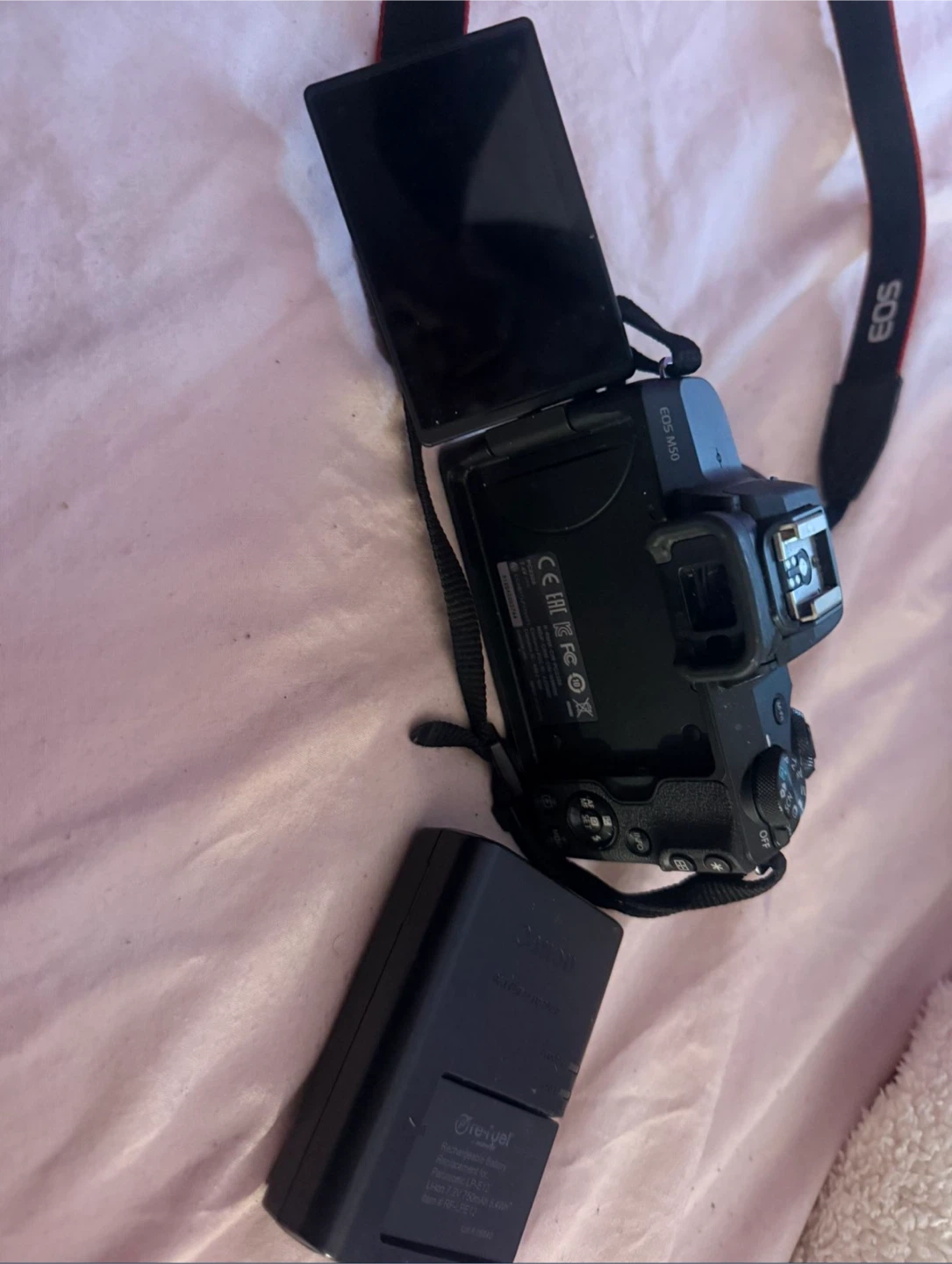 Canon EOS M50 Mirrorless Digital Camera w/ 2 batteries - photo 2