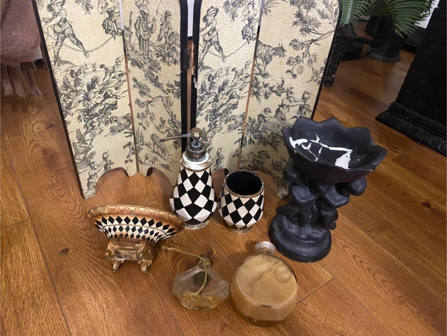 Decorative Set with Folding Screen and Accessories - photo 2