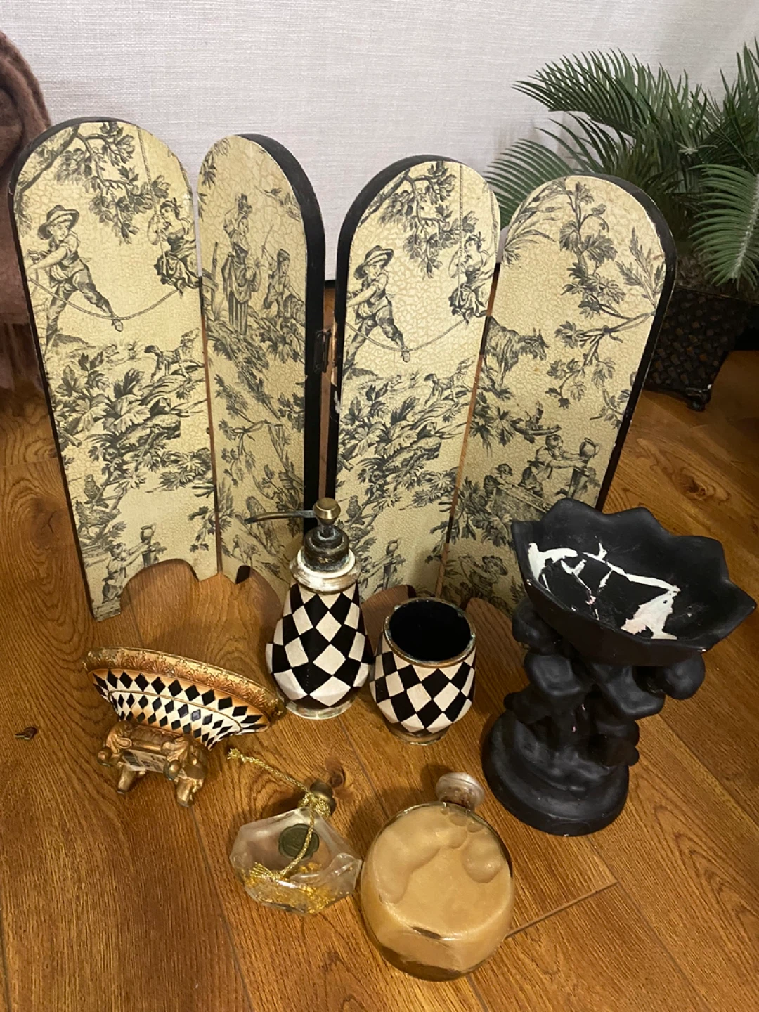 Decorative Set with Folding Screen and Accessories
