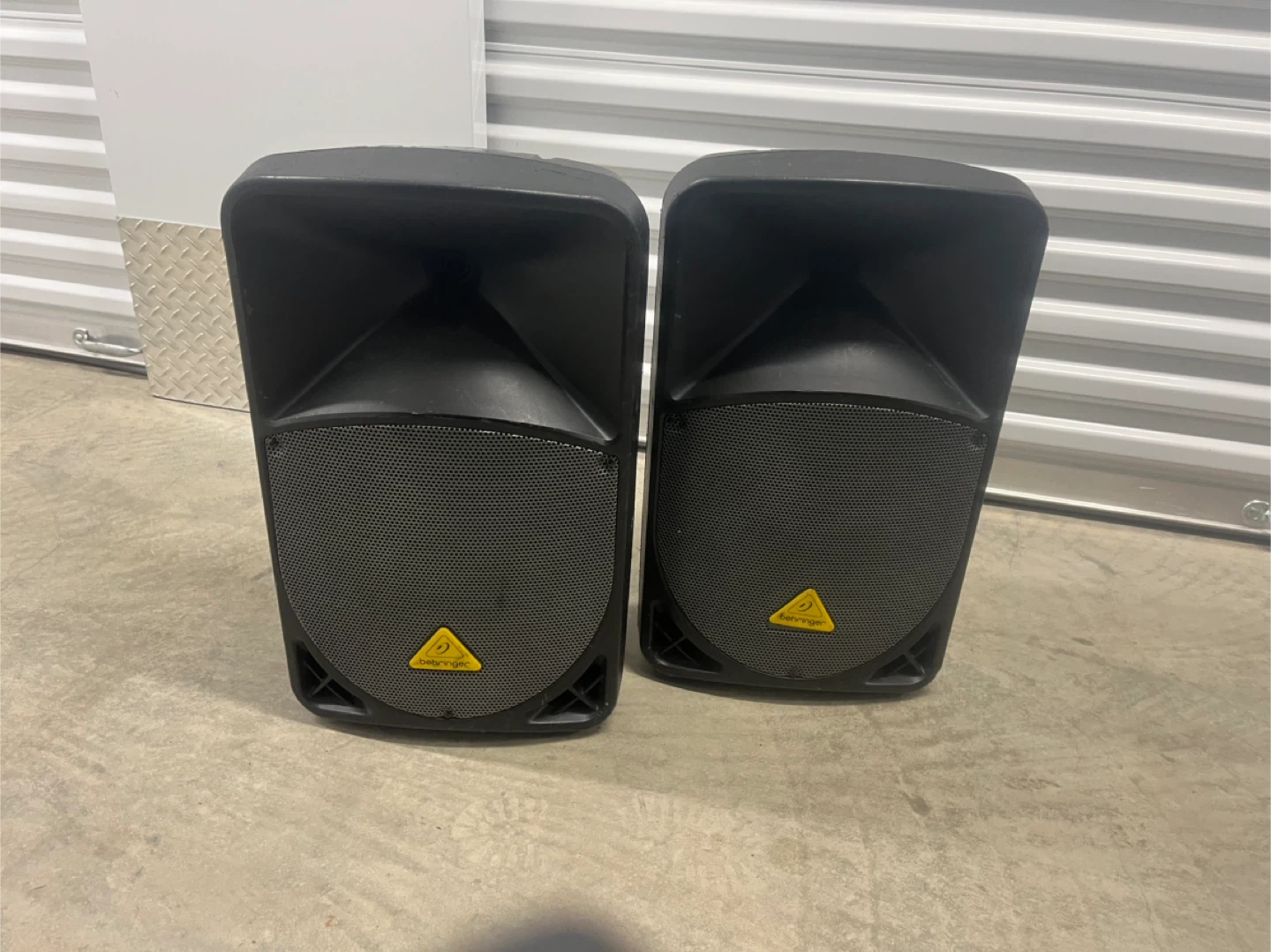 Behringer EUROLIVE B112W Powered PA Speakers (Pair)