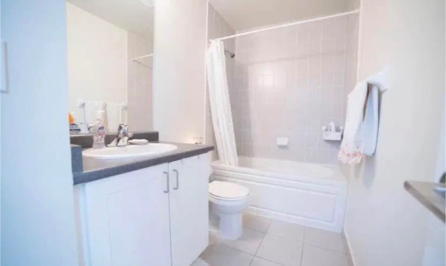 Private room with private bathroom - photo 2