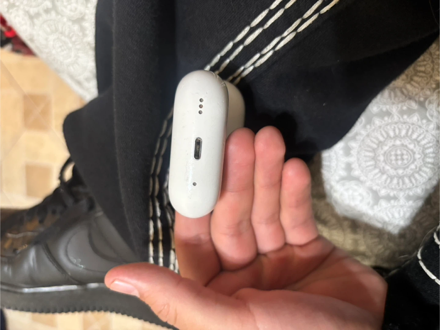 Apple AirPods Pro 2 Charging Case - photo 4