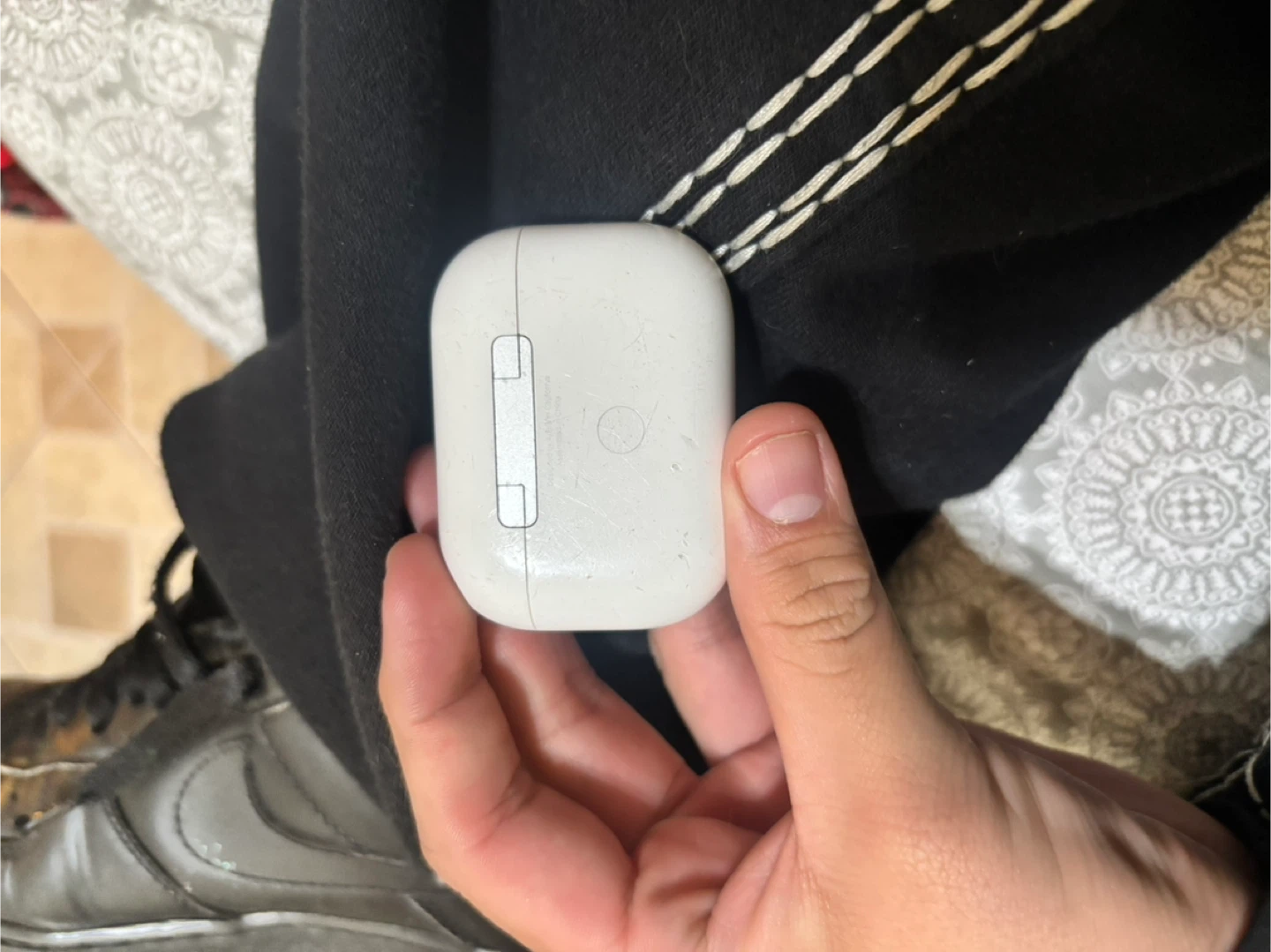 Apple AirPods Pro 2 Charging Case - photo 2