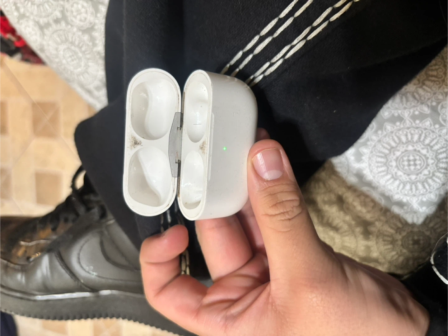 Apple AirPods Pro 2 Charging Case - photo 3