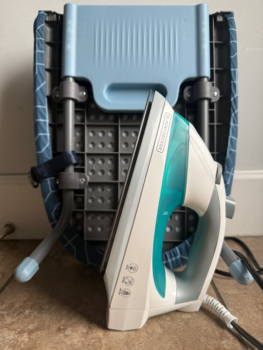 Black & Decker Steam Iron with Ironing Board