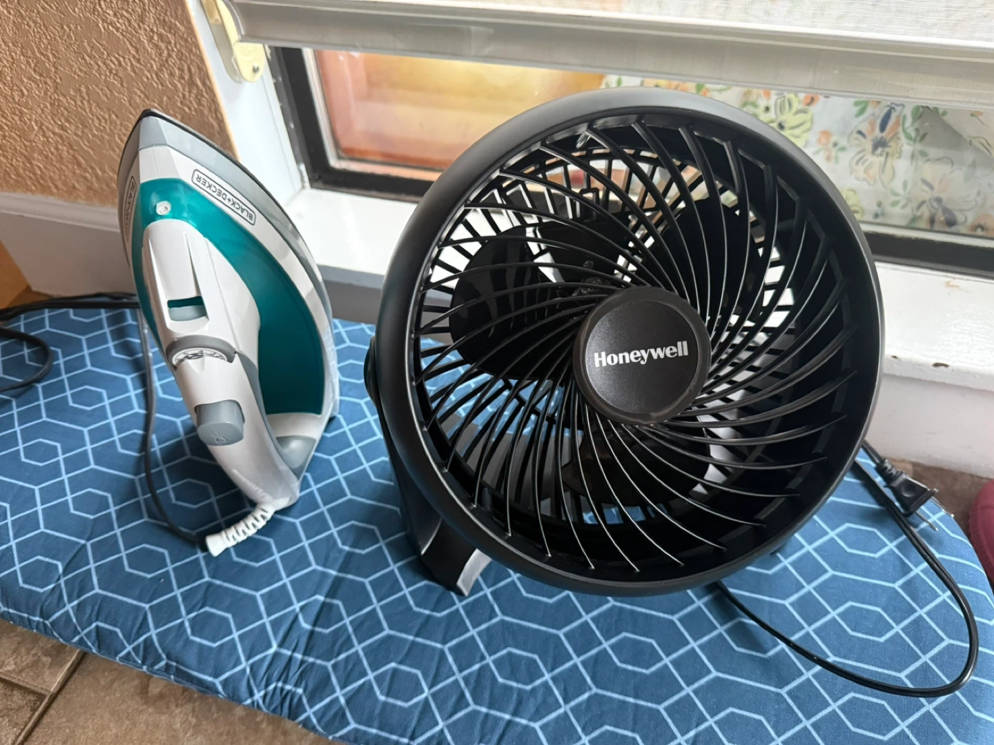 Black & Decker Steam Iron with Ironing Board - photo 2