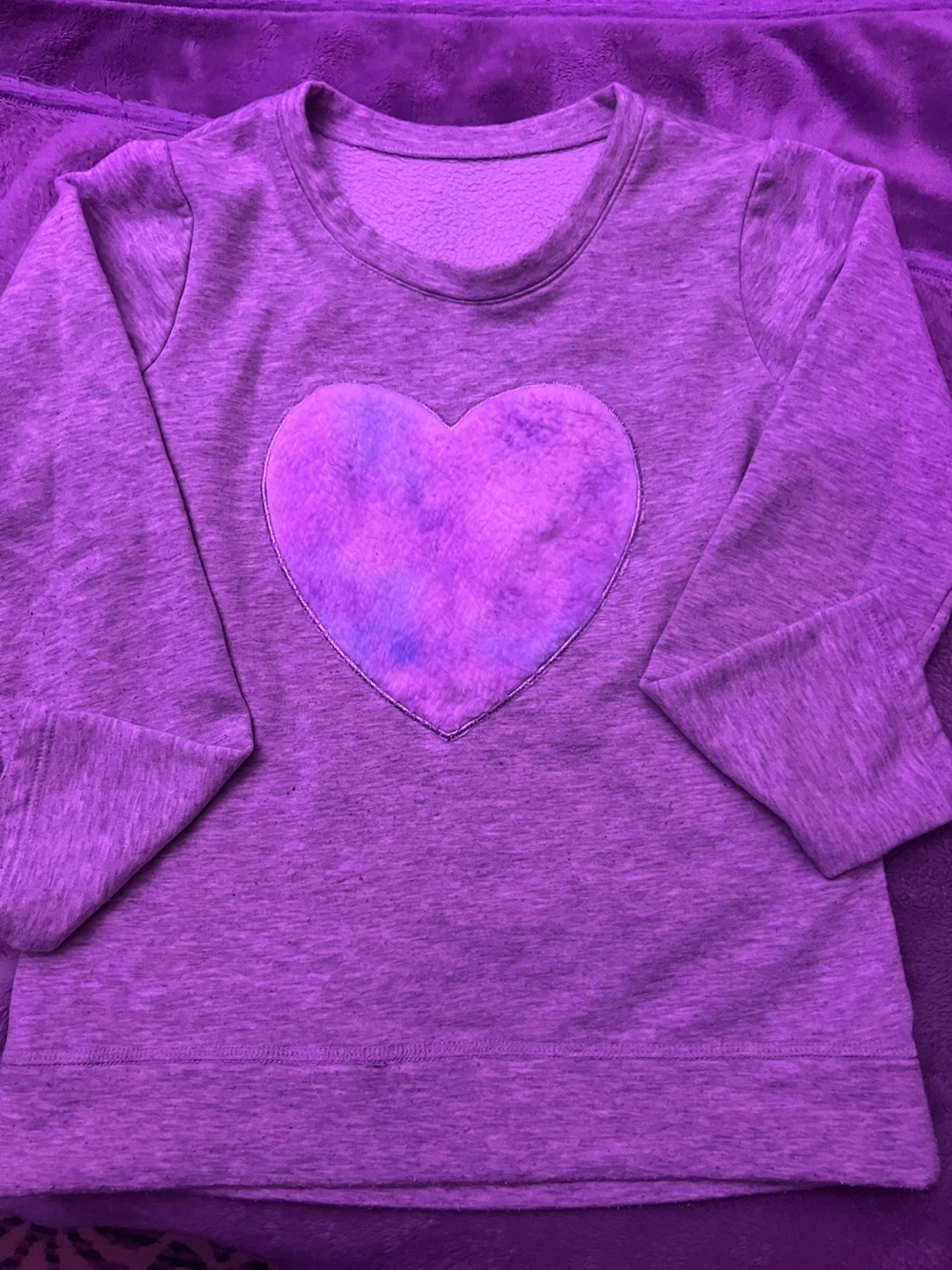 Girls' Grey Sweatshirt with Heart Graphic 🧡