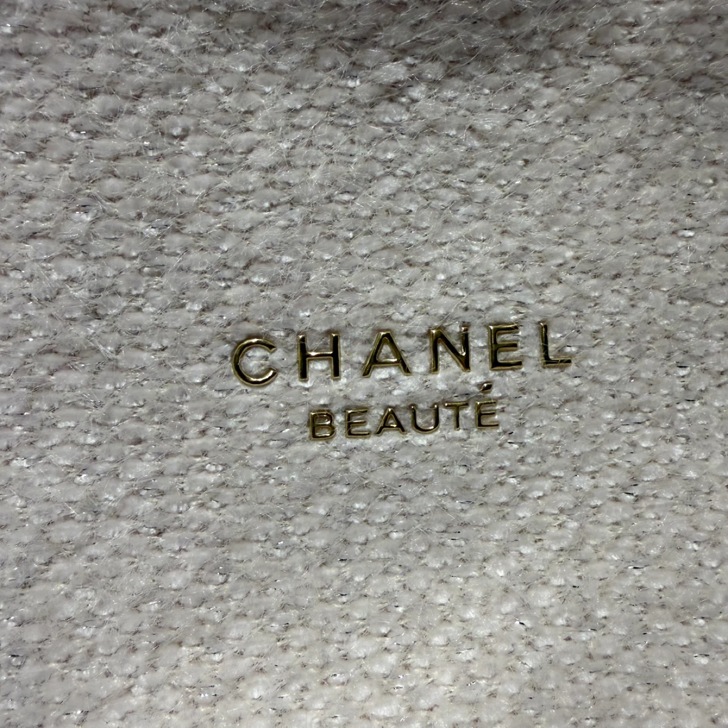 Chanel Beauté White Tweed Cosmetic Bag with Snowflake Charm - photo 3