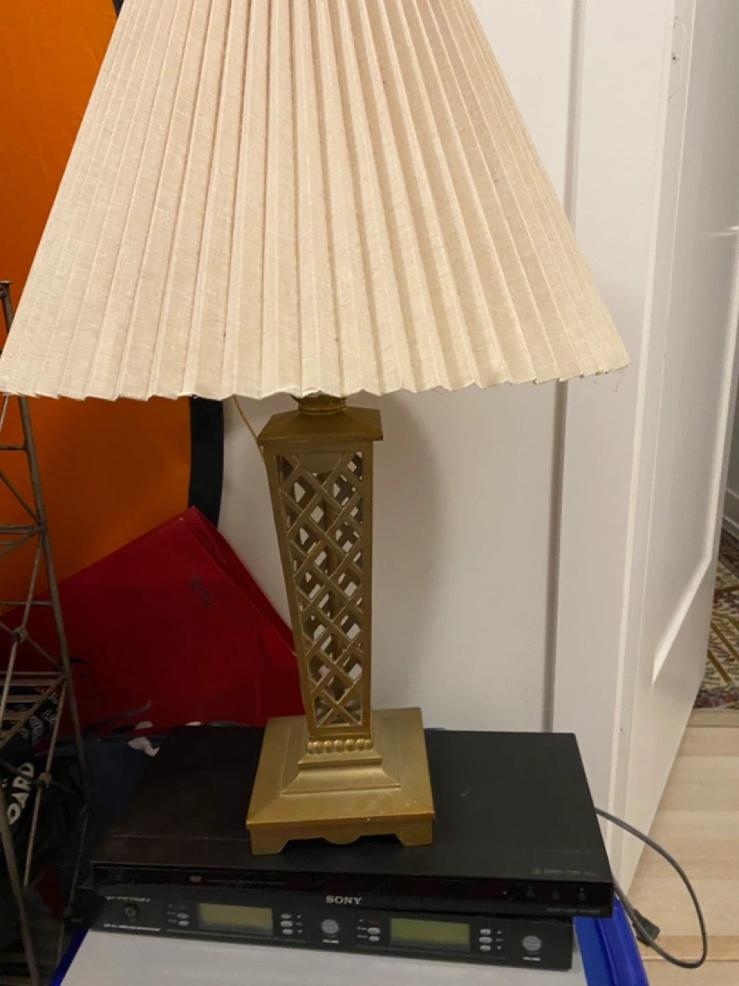 Vintage Pleated Table Lamp with Gold Finish - photo 3