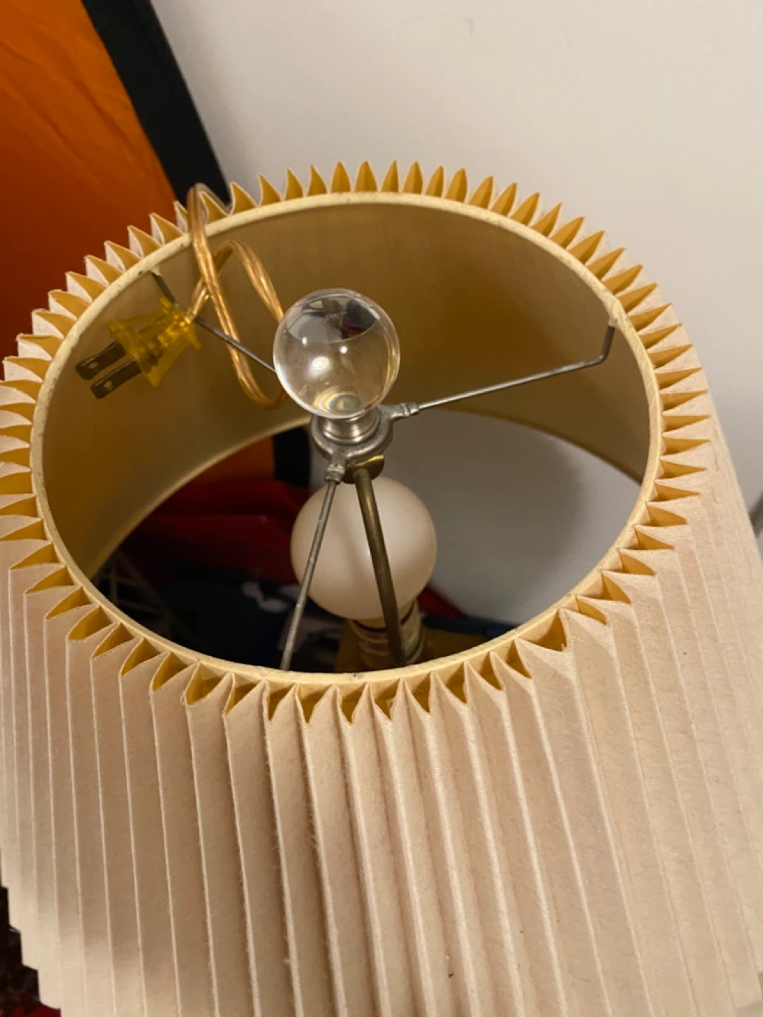 Vintage Pleated Table Lamp with Gold Finish - photo 5