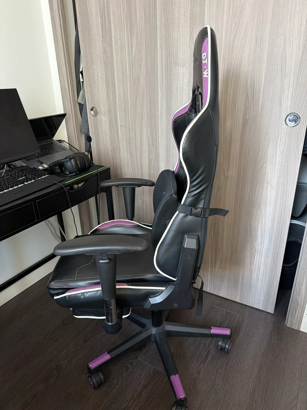 DJ-W Gaming Chair with Footrest - photo 2