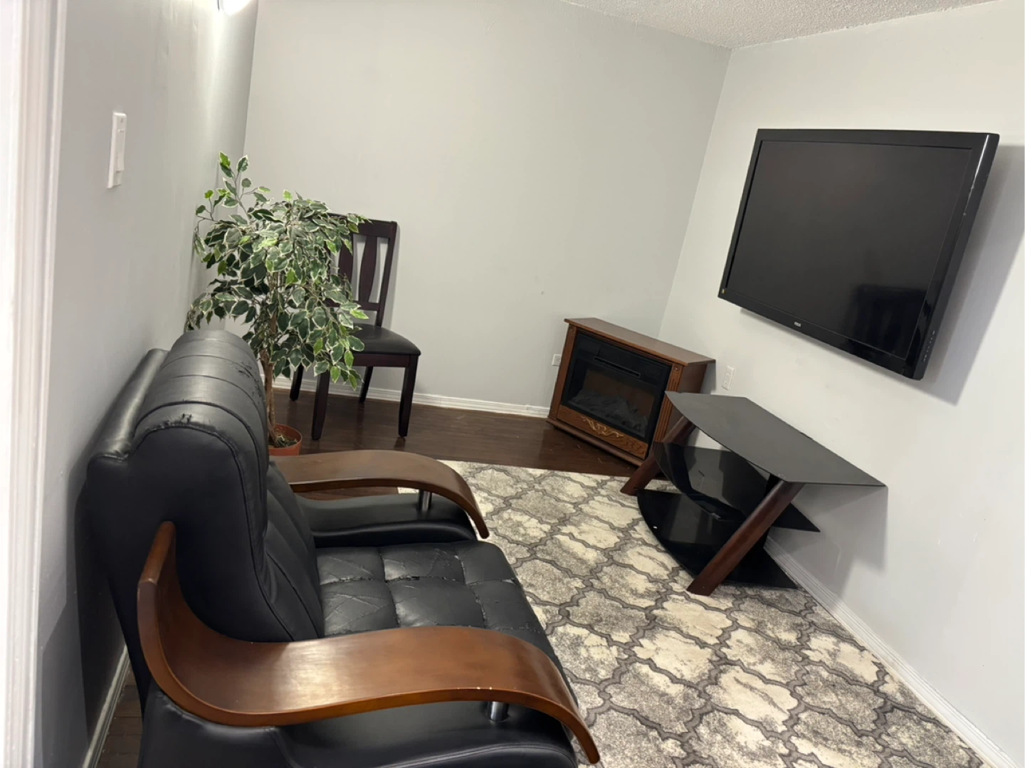 🏡 3-Bedroom Walk-Out Basement for Rent – Pickering Ontario - photo 5