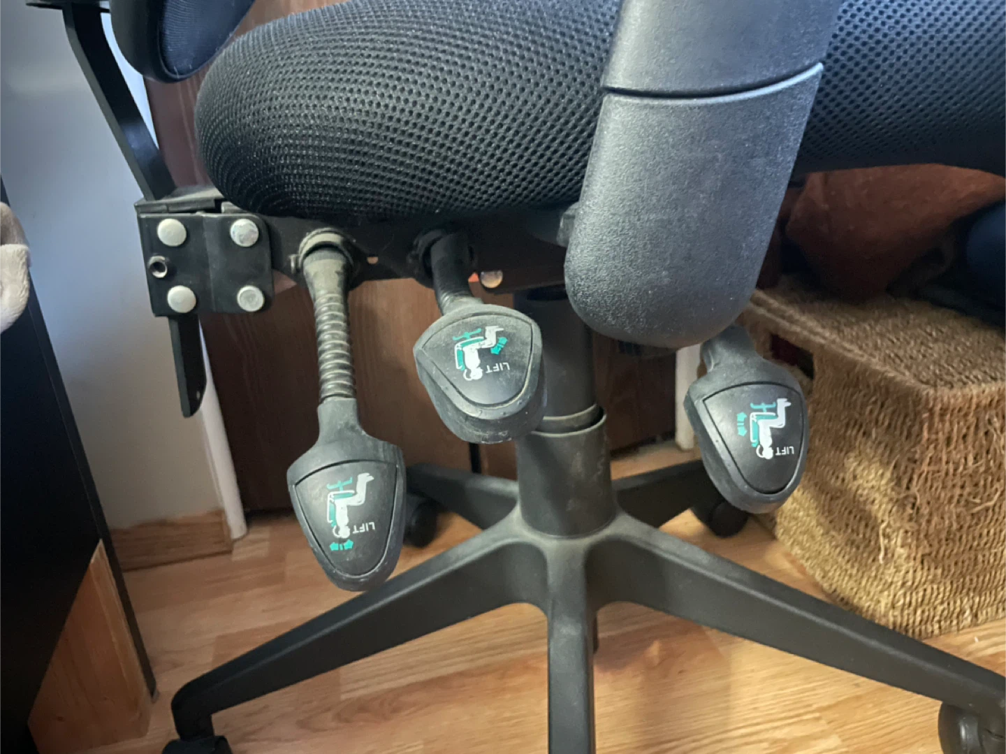 Black Mesh Office Chair with Armrests - photo 5