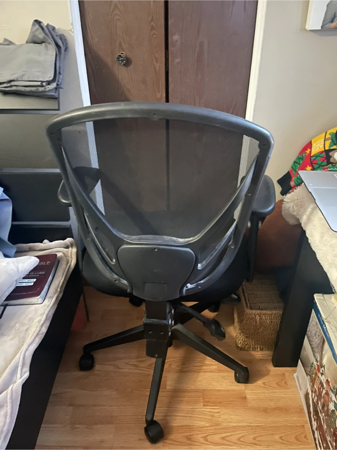 Black Mesh Office Chair with Armrests - photo 4