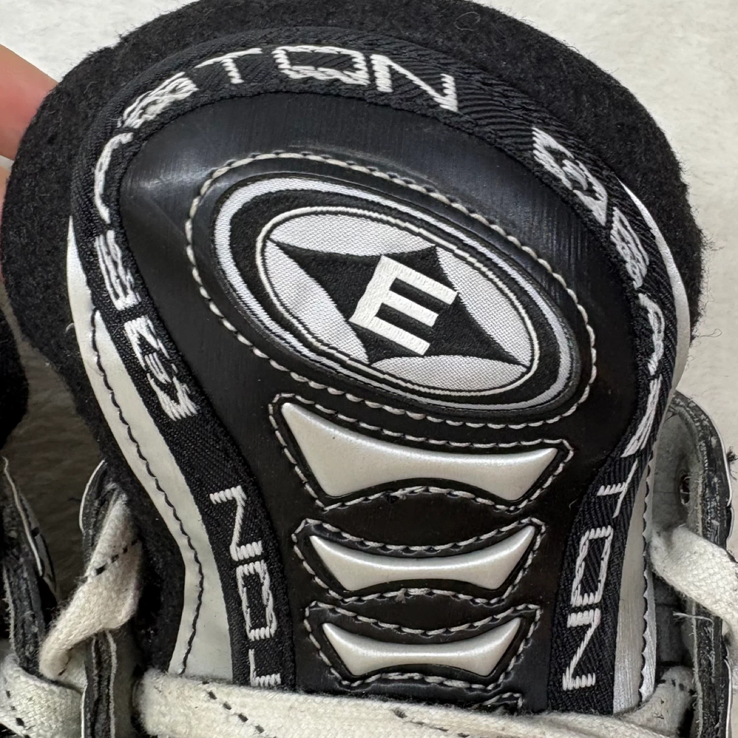 Easton Maxx Lite Pro Uni Body Construction Hockey Skates Size 4E - photo 4