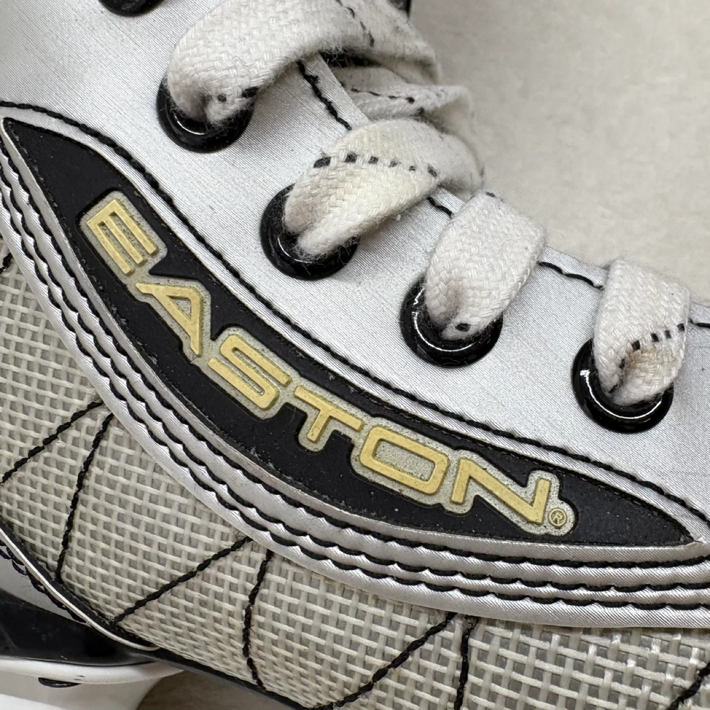 Easton Maxx Lite Pro Uni Body Construction Hockey Skates Size 4E - photo 3