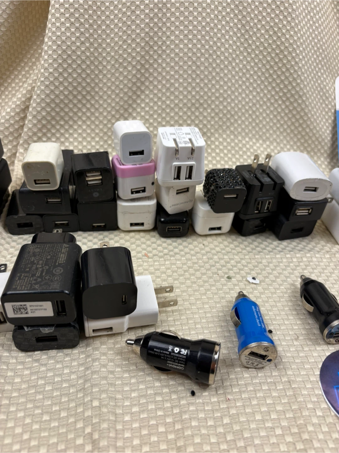 Lot of 36 Assorted USB Wall and Car Chargers - photo 3