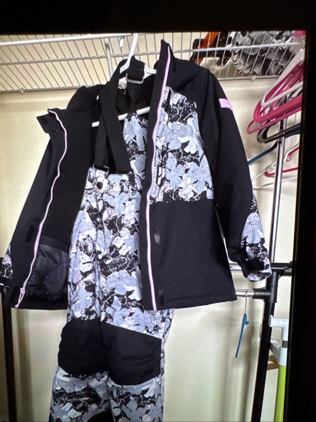 New under armour youth snow suit