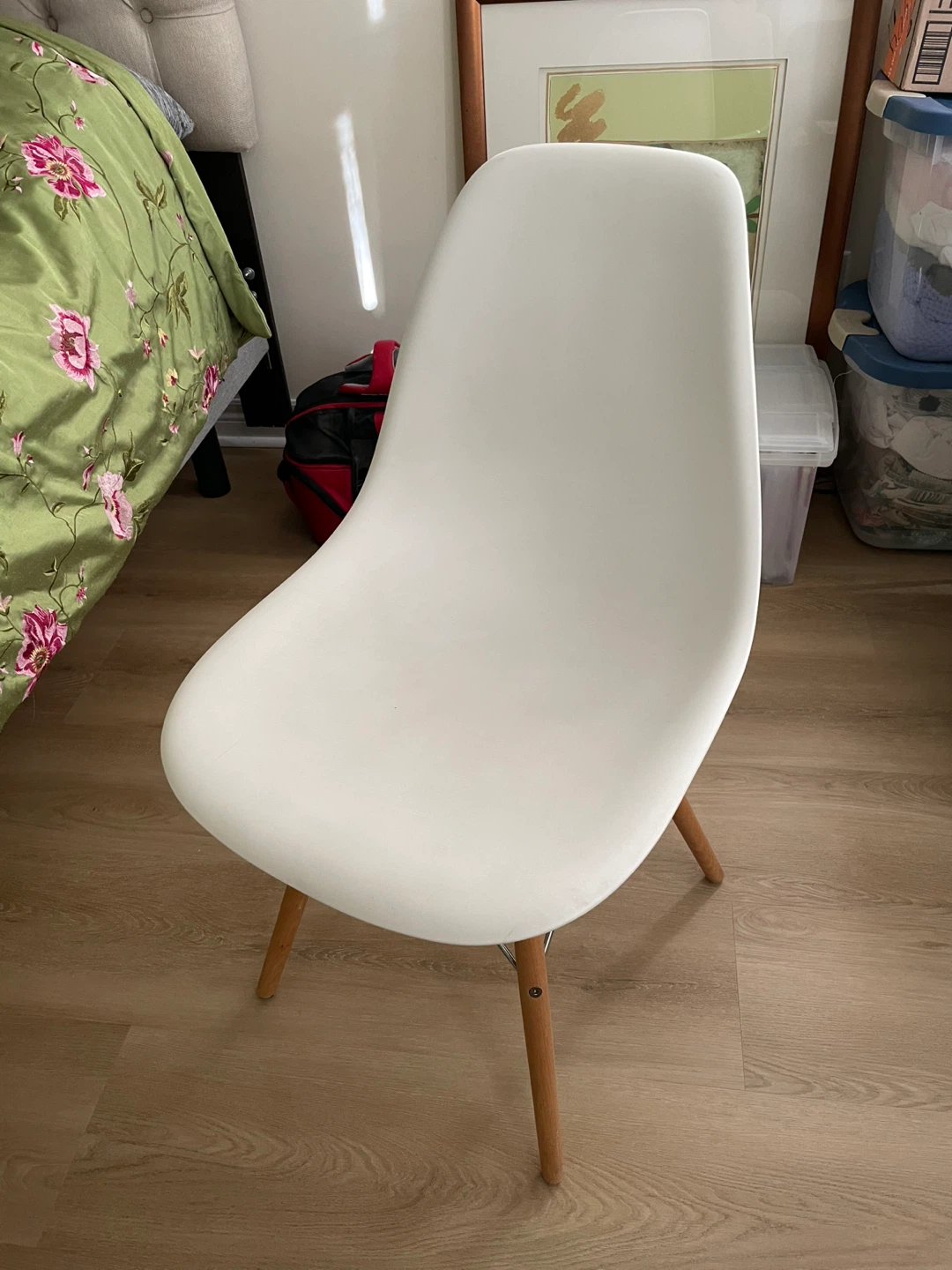 White molded accent chair with wood legs - photo 2