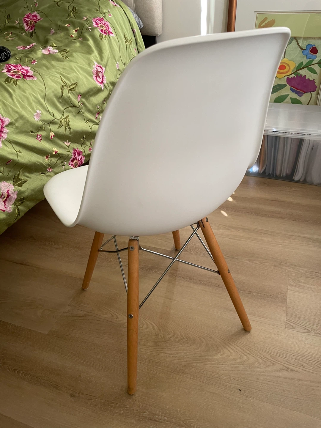 White molded accent chair with wood legs - photo 3
