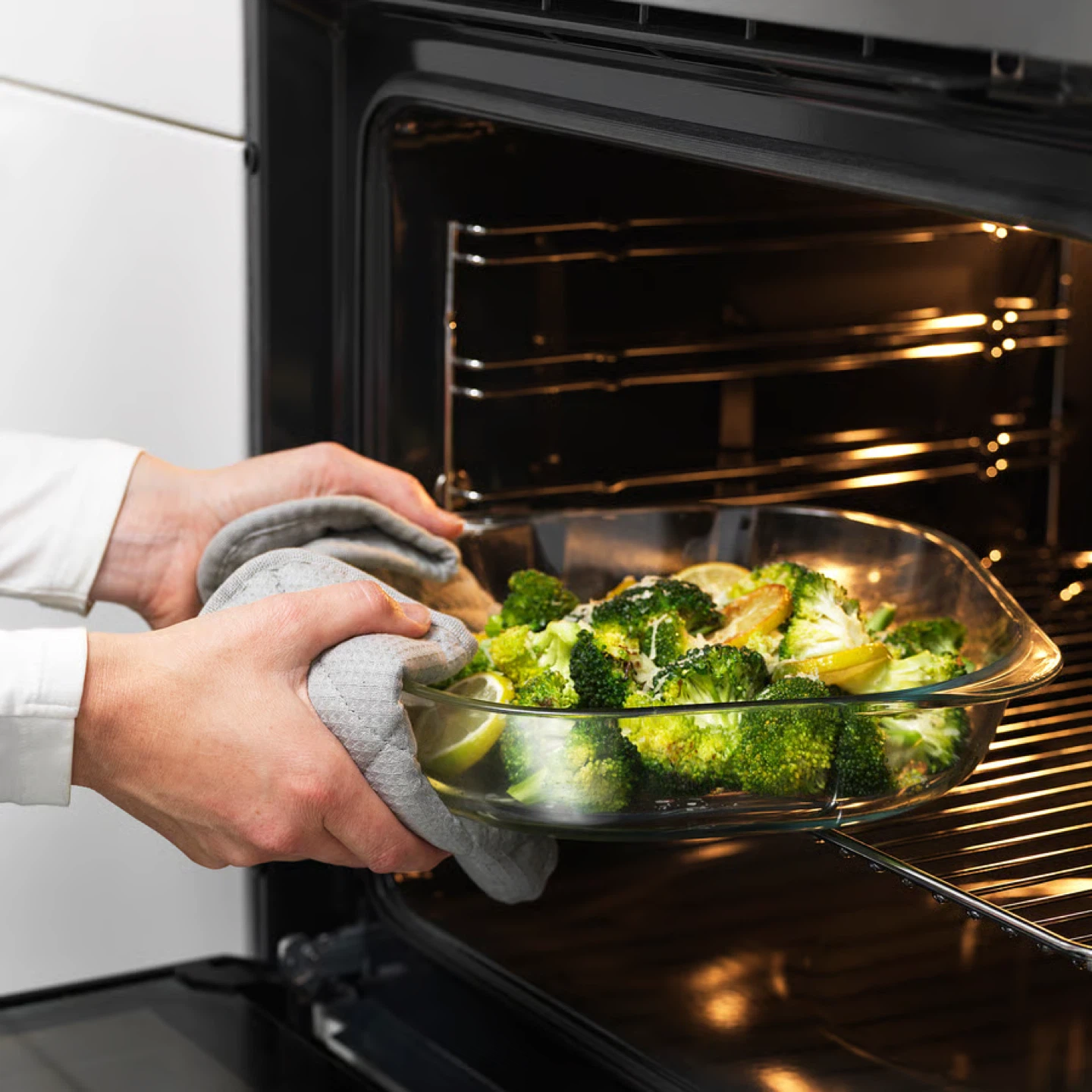 Moving Sale: Glass Oven dish, 24.5x24.5cm - photo 2