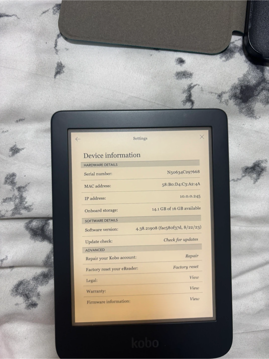 Rakuten Kobo eReader with case - photo 5