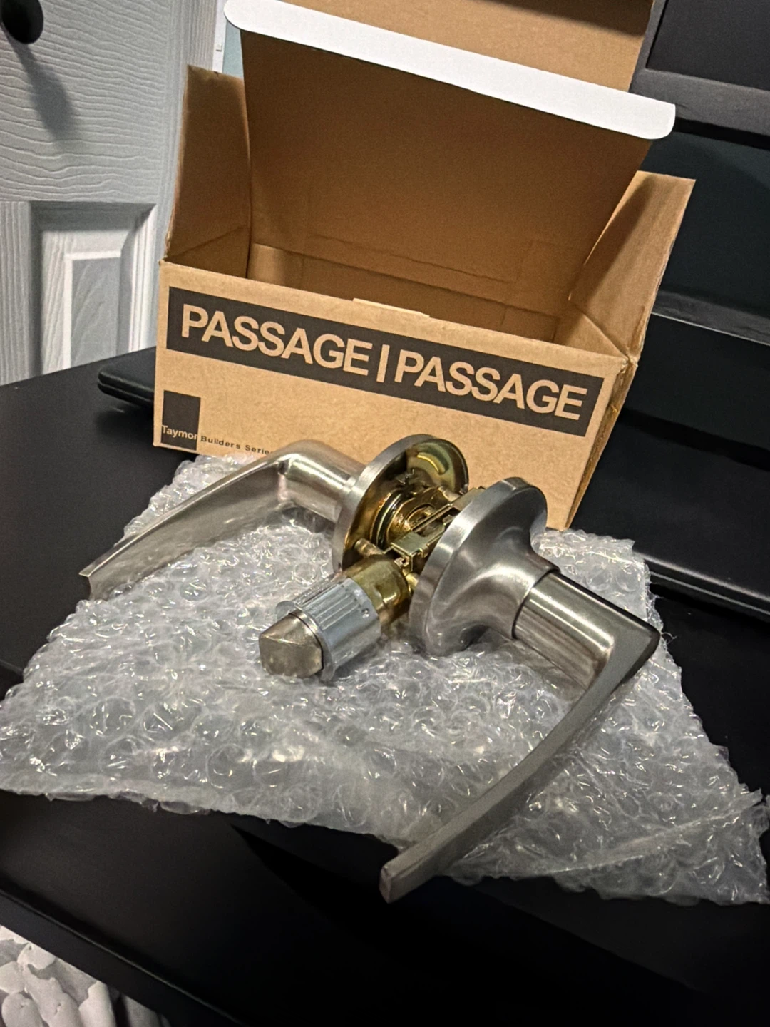 Non lock Taymor Passage Door Lever Set - ERIE Model